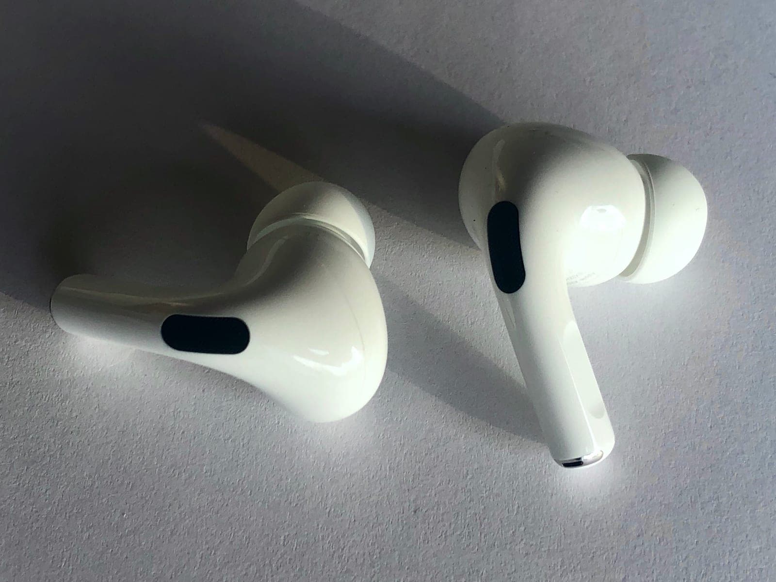 Los AirPods 5 facilitan el cambio de batería, pero aún son difíciles de reparar
