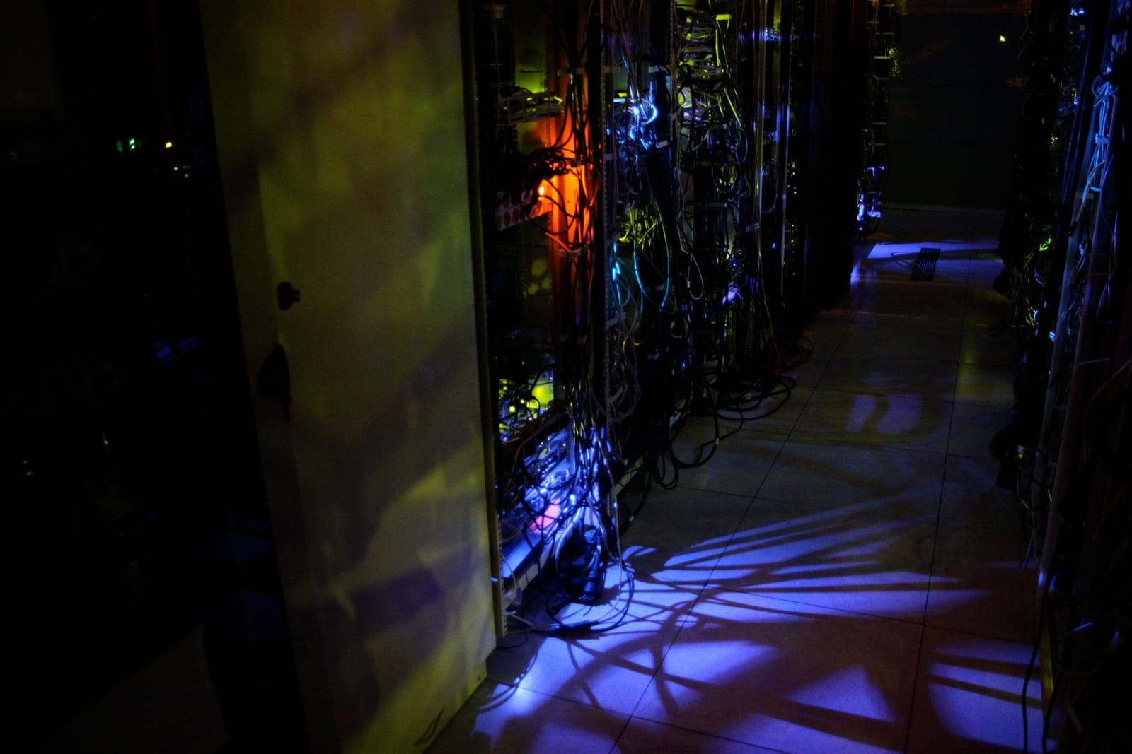 La IA eleva las emisiones de Microsoft por sus centros de datos