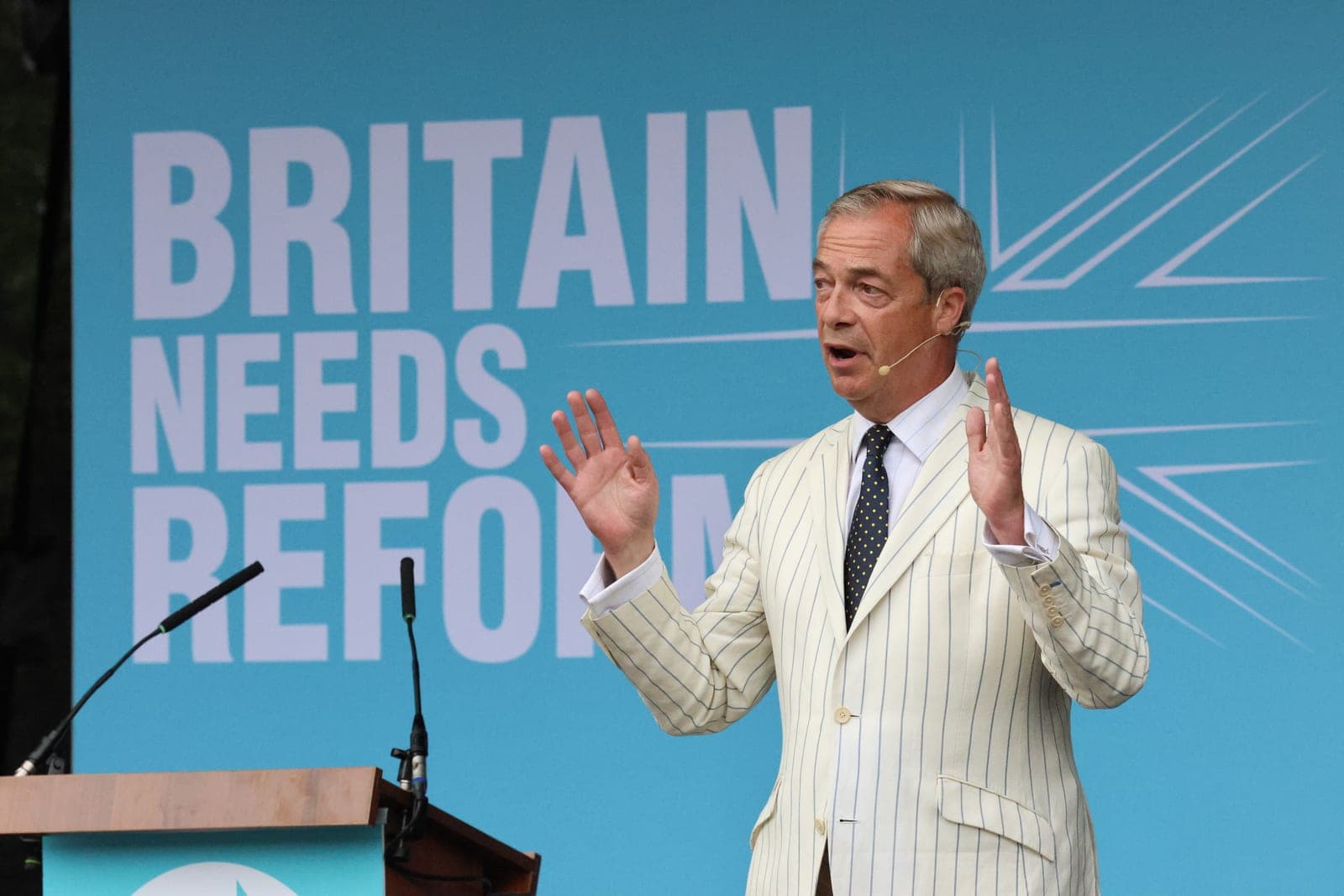 Farage dimite para volver a presentarse al Parlamento británico