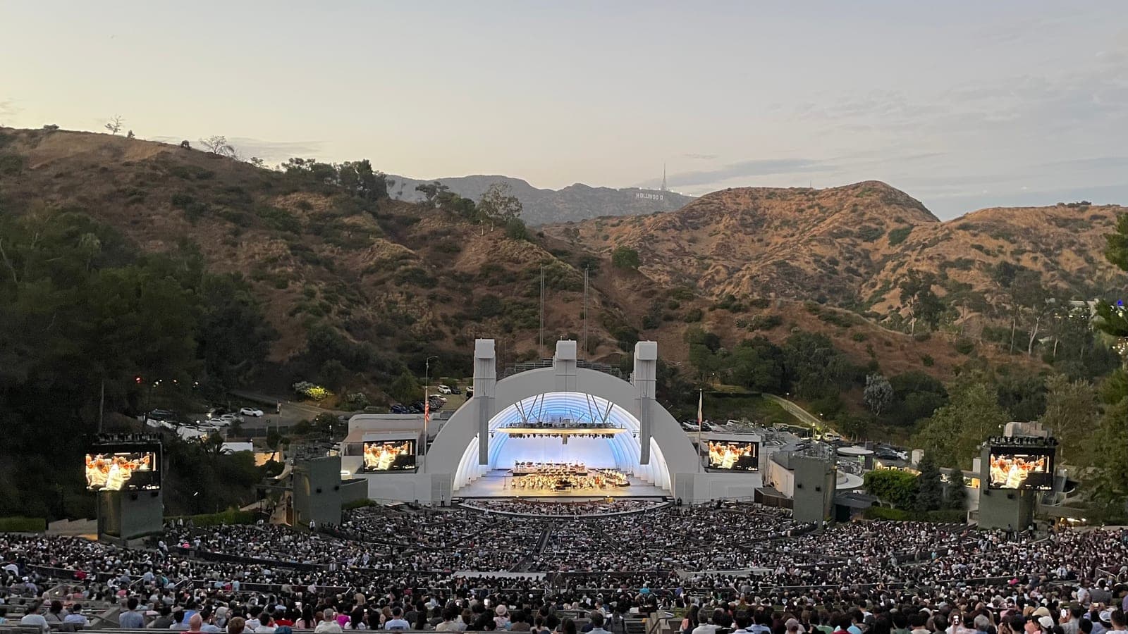 Foo Fighters despide a Gustavo Dudamel en el Hollywood Bowl
