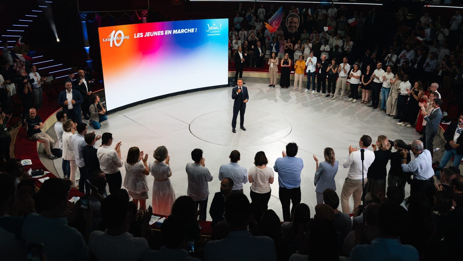 Macron presenta otra propuesta para limitar las redes sociales a los menores de 15 años