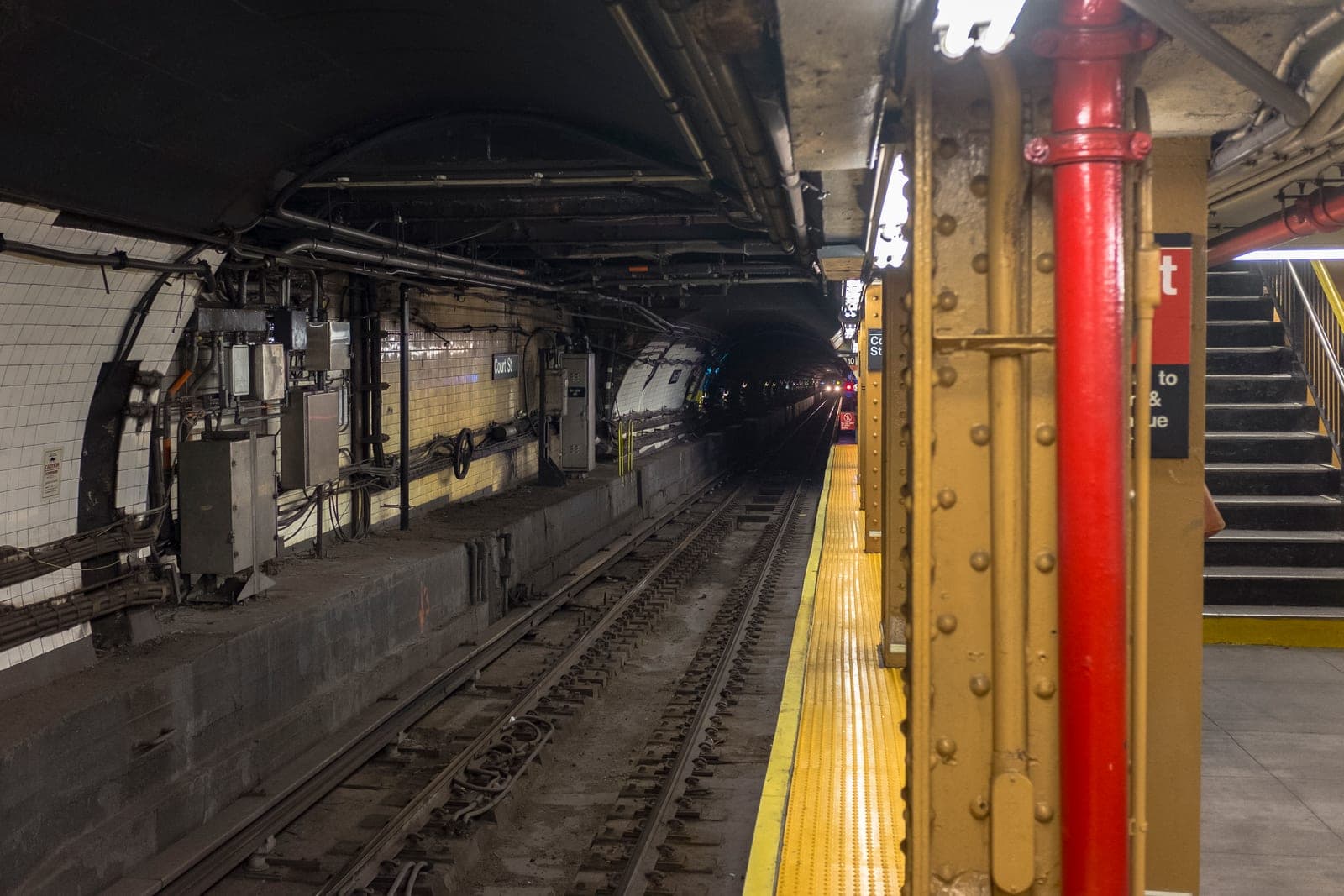 Un nuevo mosaico llena de imaginación el metro de Brooklyn