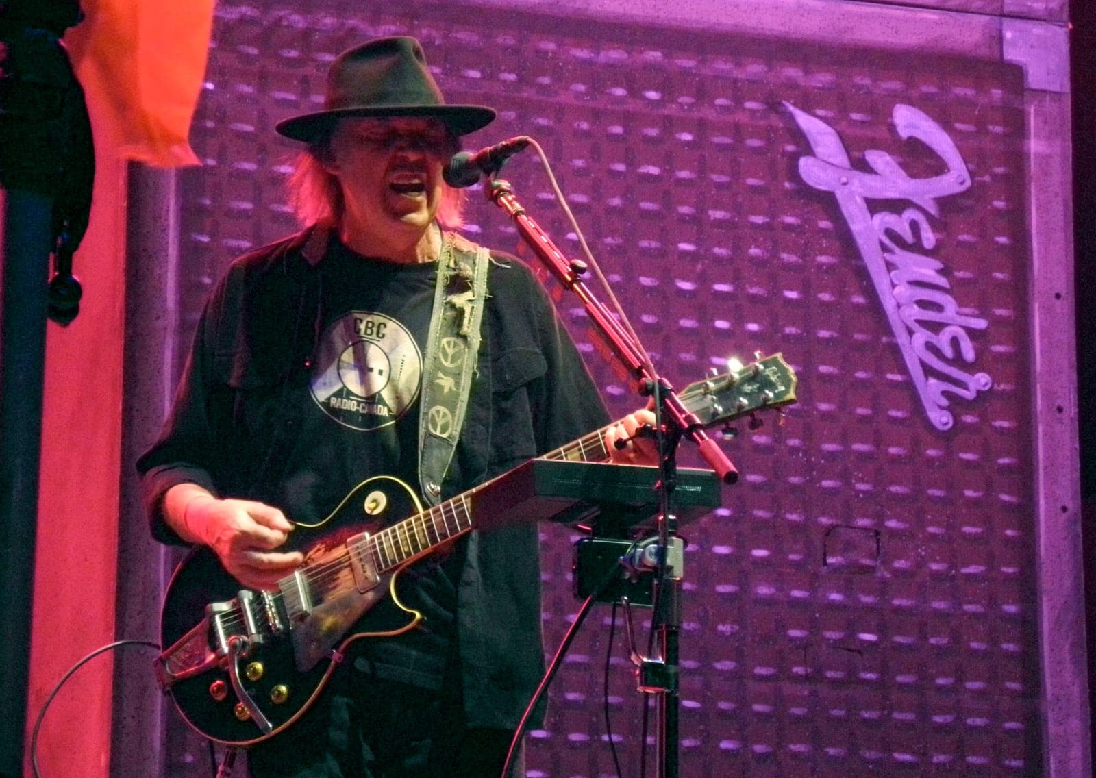 Neil Young anuncia un nuevo disco con los Chrome Hearts