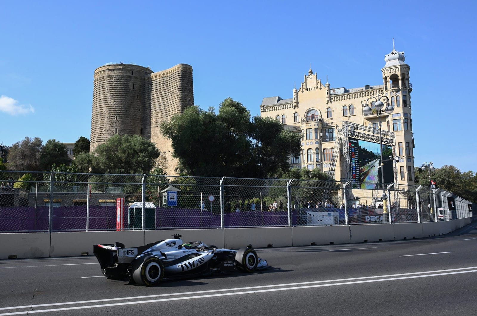 Russell gana un caótico Gran Premio de Azerbaiyán