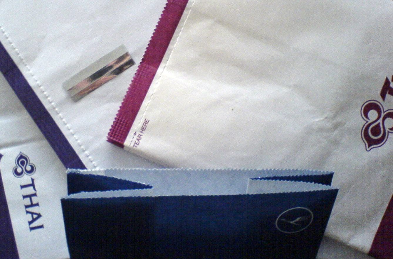 Un libro convierte las bolsas de mareo de avión en memoria y diseño