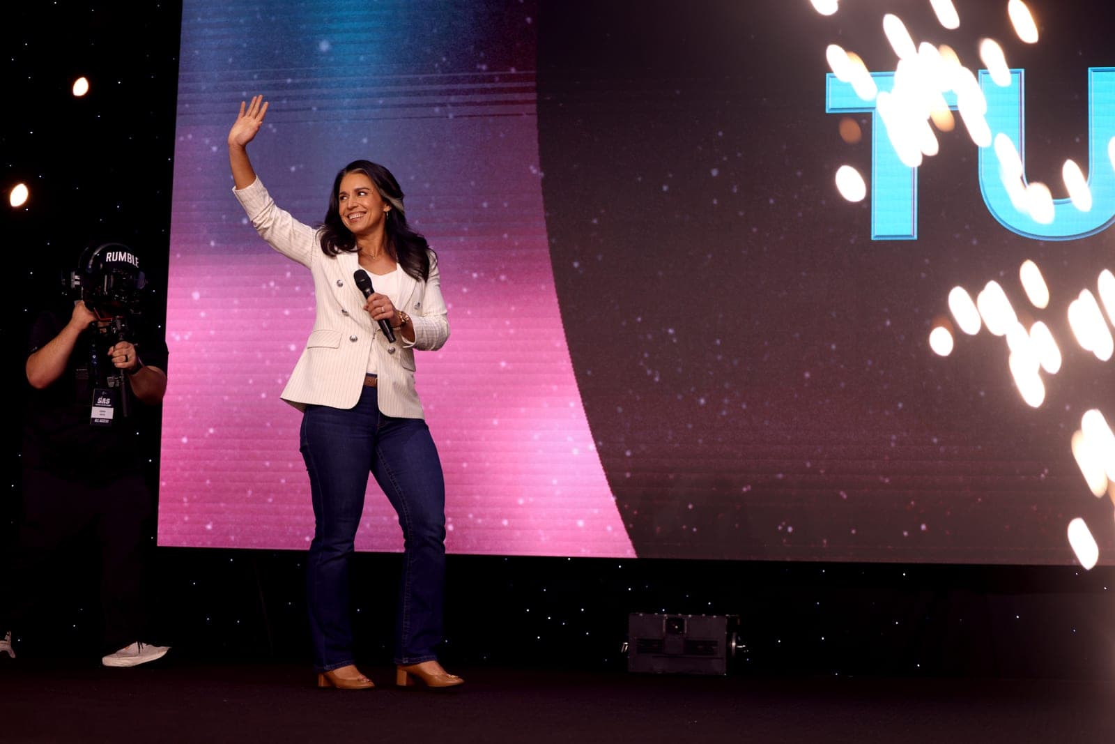 Tulsi Gabbard dimite como directora de inteligencia de Estados Unidos