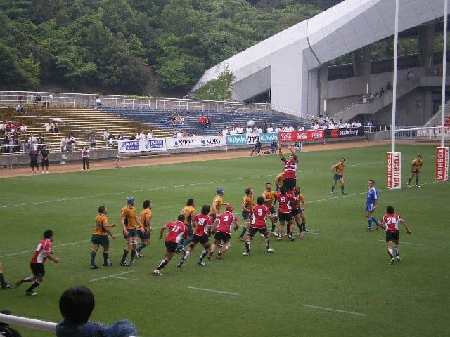 Australia gana a Japón en un final apretado de rugby