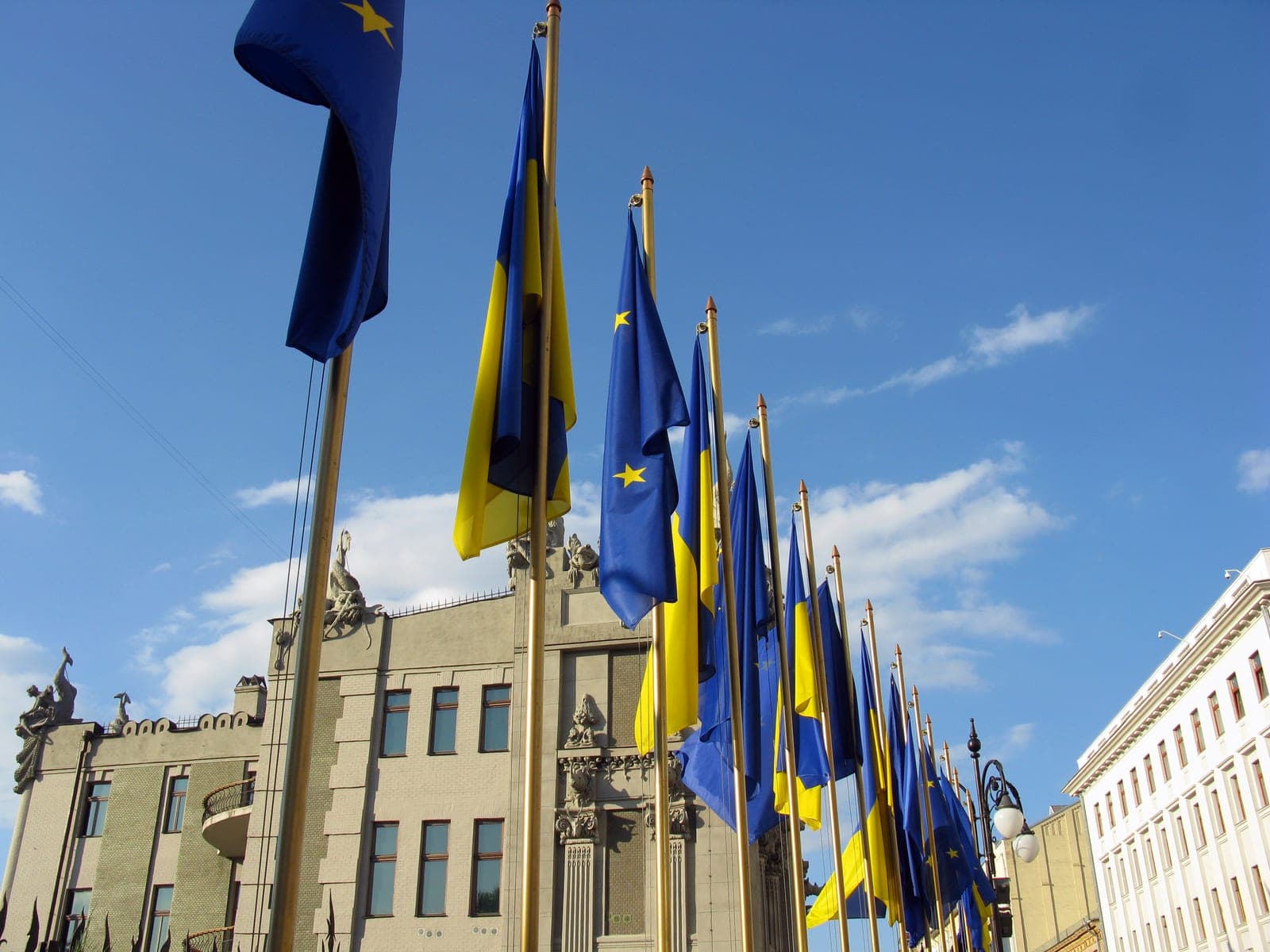 Hungría desbloquea el camino de Ucrania hacia la UE
