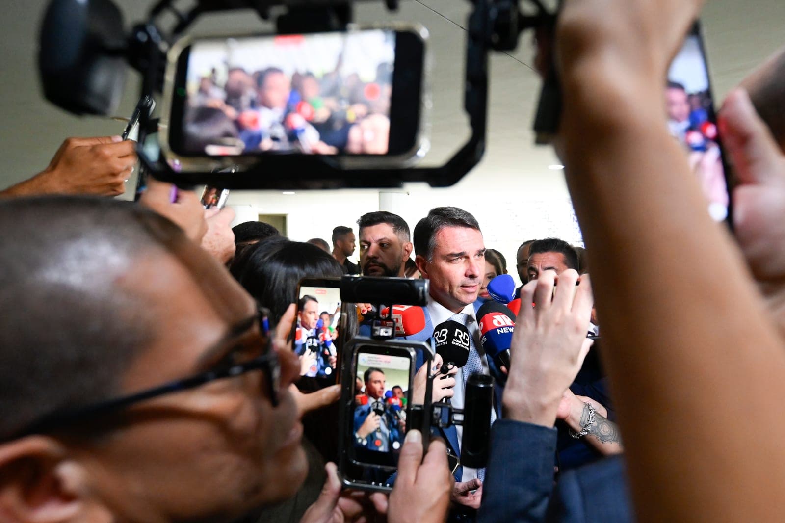 Lula y Flávio Bolsonaro abren la campaña presidencial en Brasil