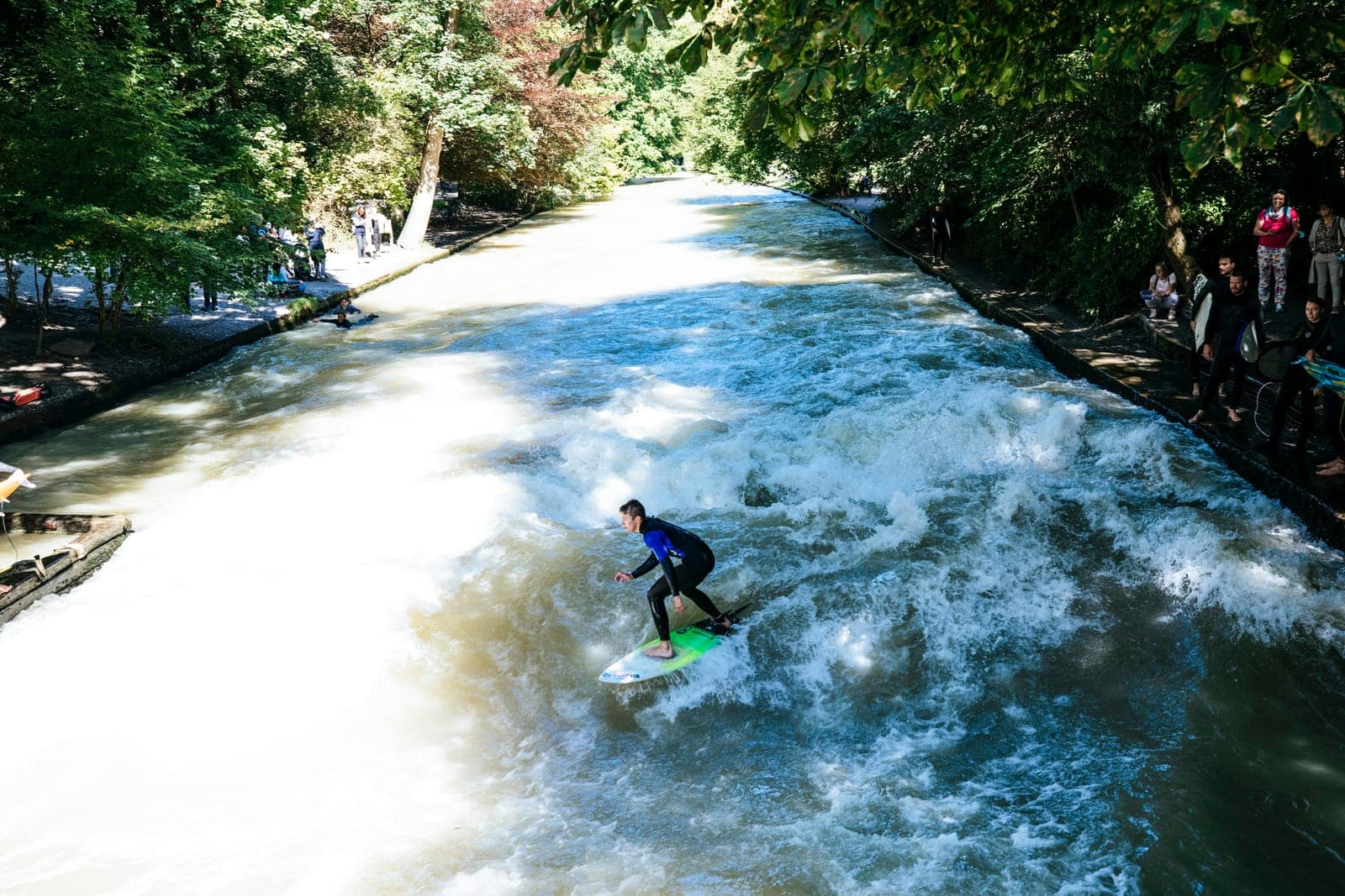 La ola del Eisbach vuelve a atraer surfistas en Múnich