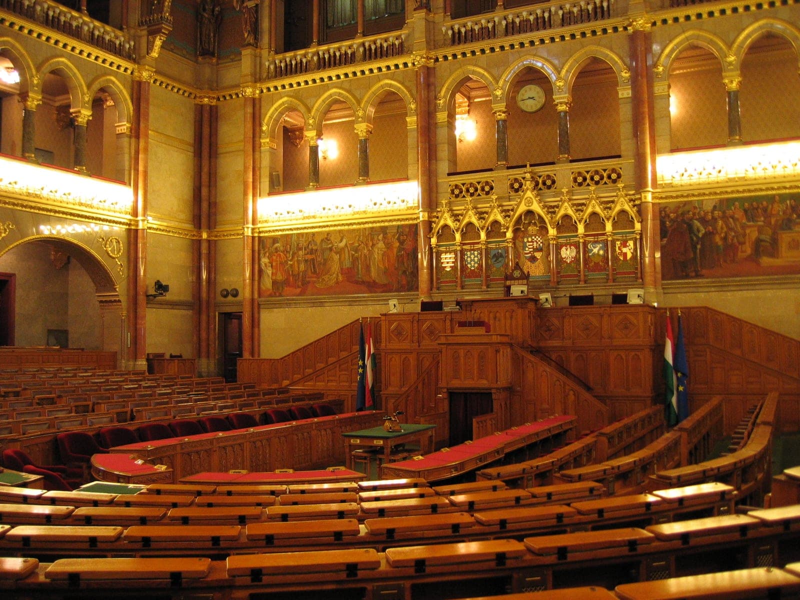El Parlamento húngaro vota para destituir al presidente