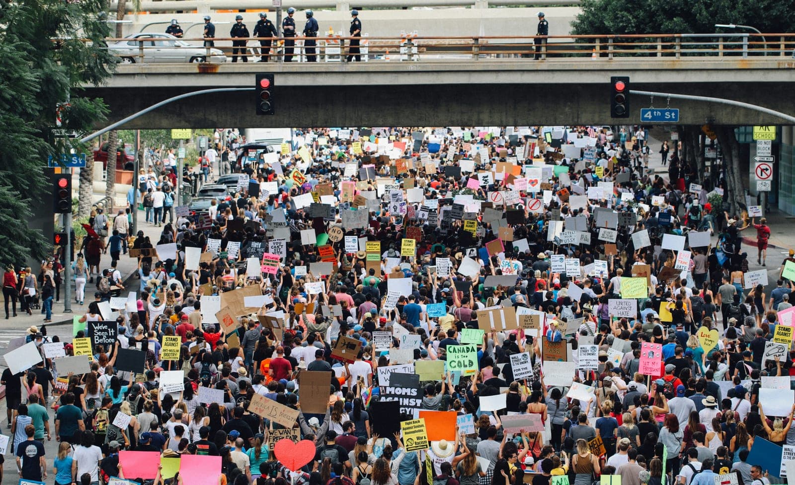 Miles de personas protestan antes de la cumbre del G7
