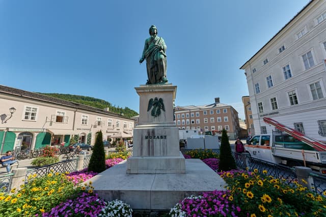Roban más de 200 estatuillas doradas de Mozart en Salzburgo