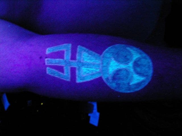 Una tinta de tatuaje que aparece y desaparece con la luz