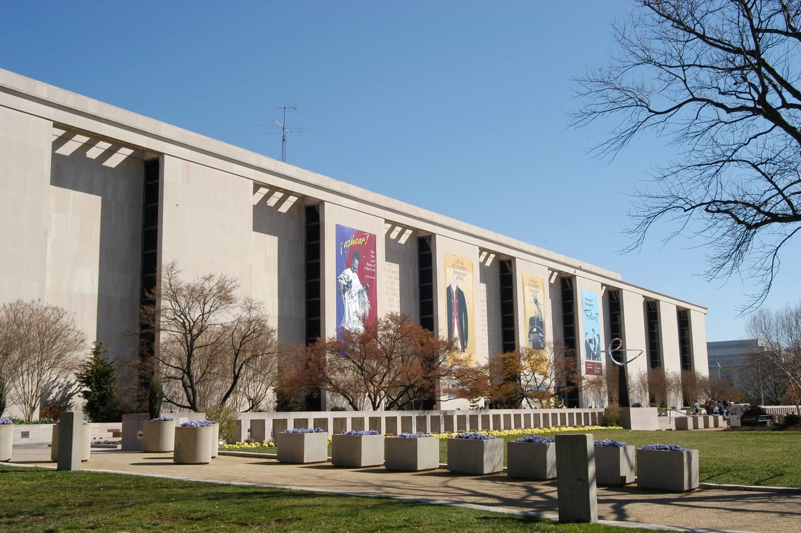 Trump ordena carteles sobre exposiciones del Smithsonian