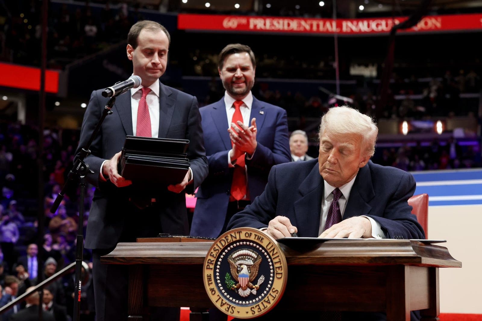 Trump busca otra vía contra la ciudadanía por nacimiento