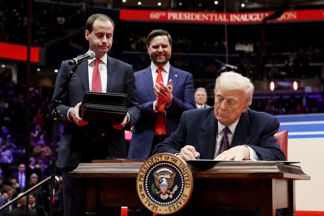 Trump busca otra vía contra la ciudadanía por nacimiento