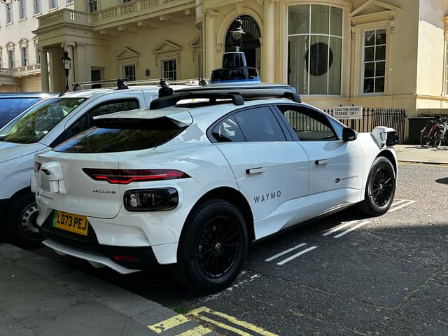 Uber y Wayve prueban viajes autónomos de pago en Londres